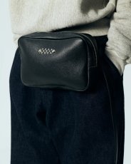 画像9: CALEE/STUDS LEATHER BODY BAG（BLACK）［レザーボディーバッグ-25秋冬］ (9)