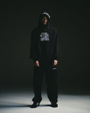 画像4: BlackEyePatch/STITCH PRINTED OG LABEL HOODIE（BLACK） (4)