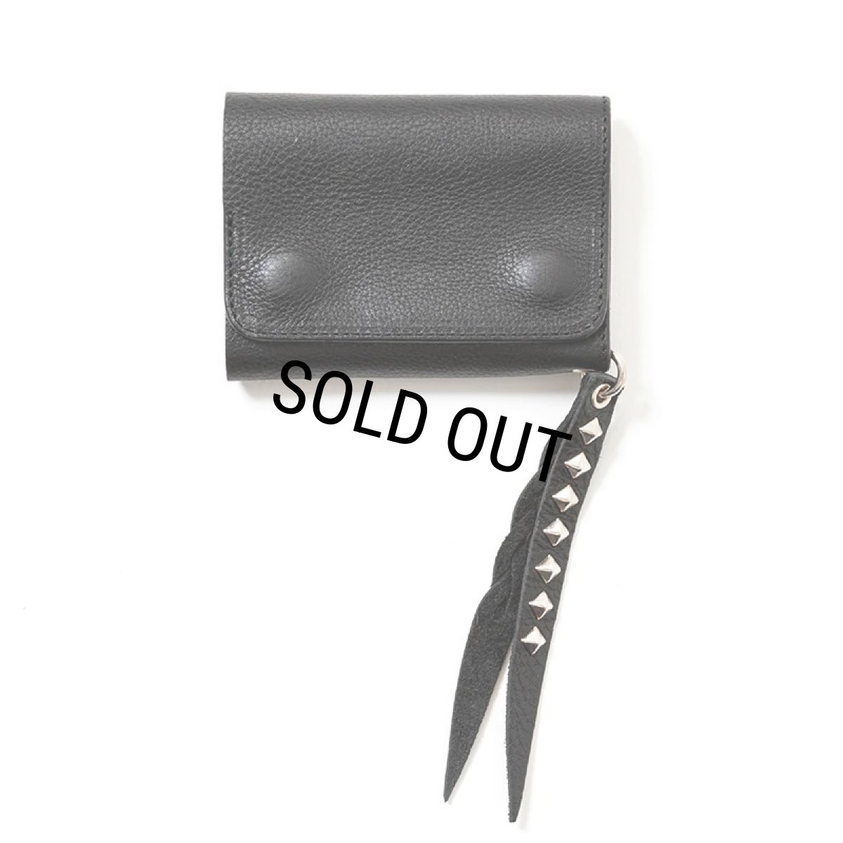 画像1: CALEE/PLANE LEATHER FLAP HALF WALLET＜STUDS CHARM＞（BLACK）［プレーンレザーハーフウォレットwithスタッズチャーム-25秋冬］ (1)