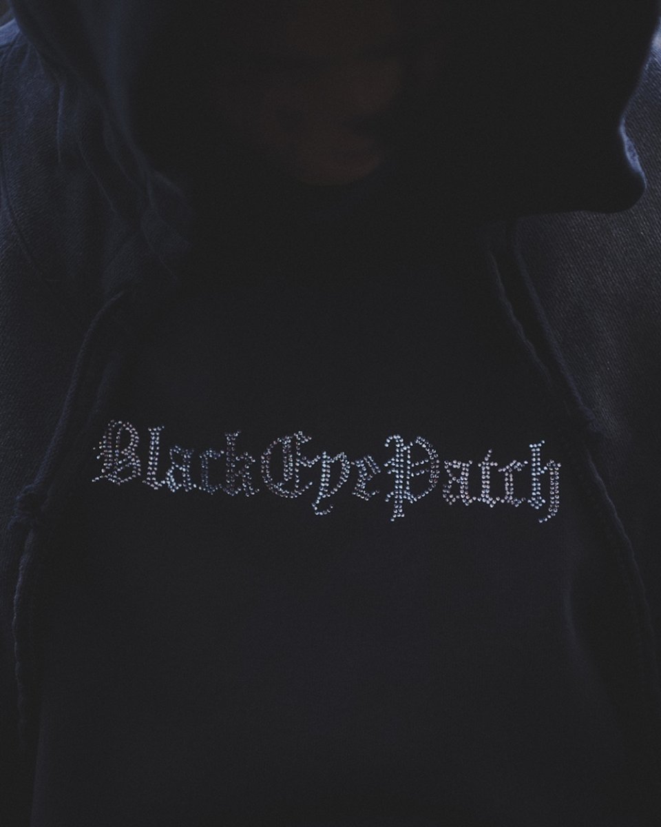 画像4: BlackEyePatch/RHINESTONED OE LOGO L/S TEE（CHARCOAL） (4)