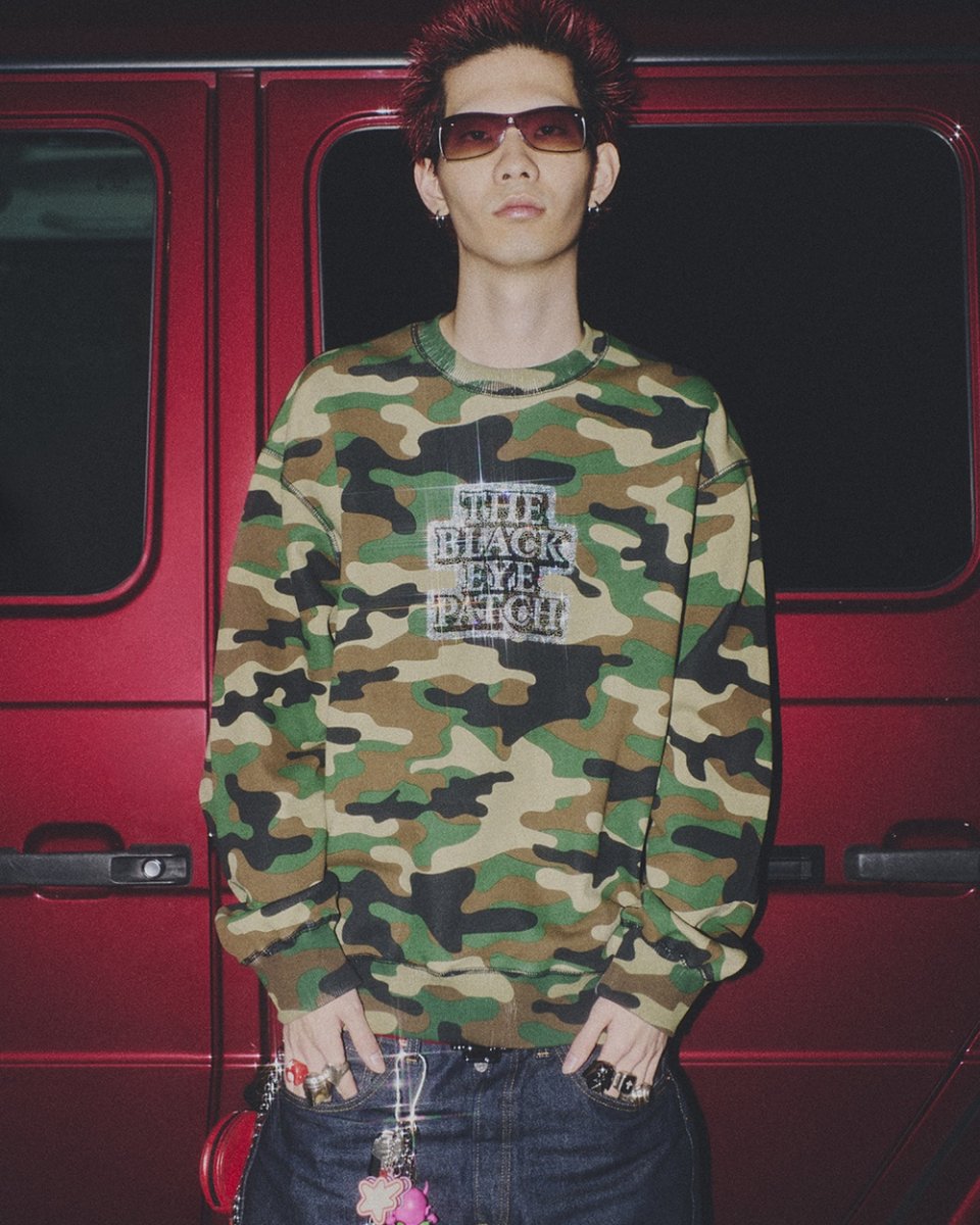 画像3: BlackEyePatch/RHINESTONED OG LABEL CREW SWEAT（WOODLAND CAMO） (3)