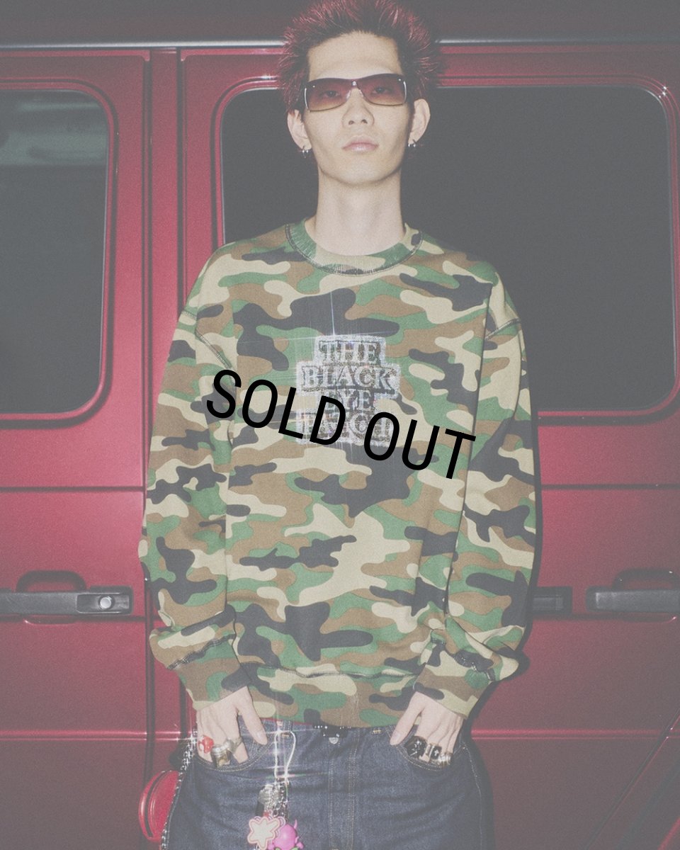 画像3: BlackEyePatch/RHINESTONED OG LABEL CREW SWEAT（WOODLAND CAMO） (3)