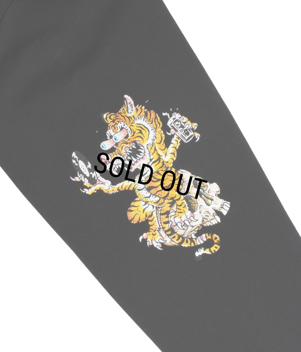 画像2: WACKO MARIA/TIM LEHI / WASHED HEAVY WEIGHT LONG SLEEVE T-SHIRT（BLACK）［プリント長袖T-26春夏］ (2)