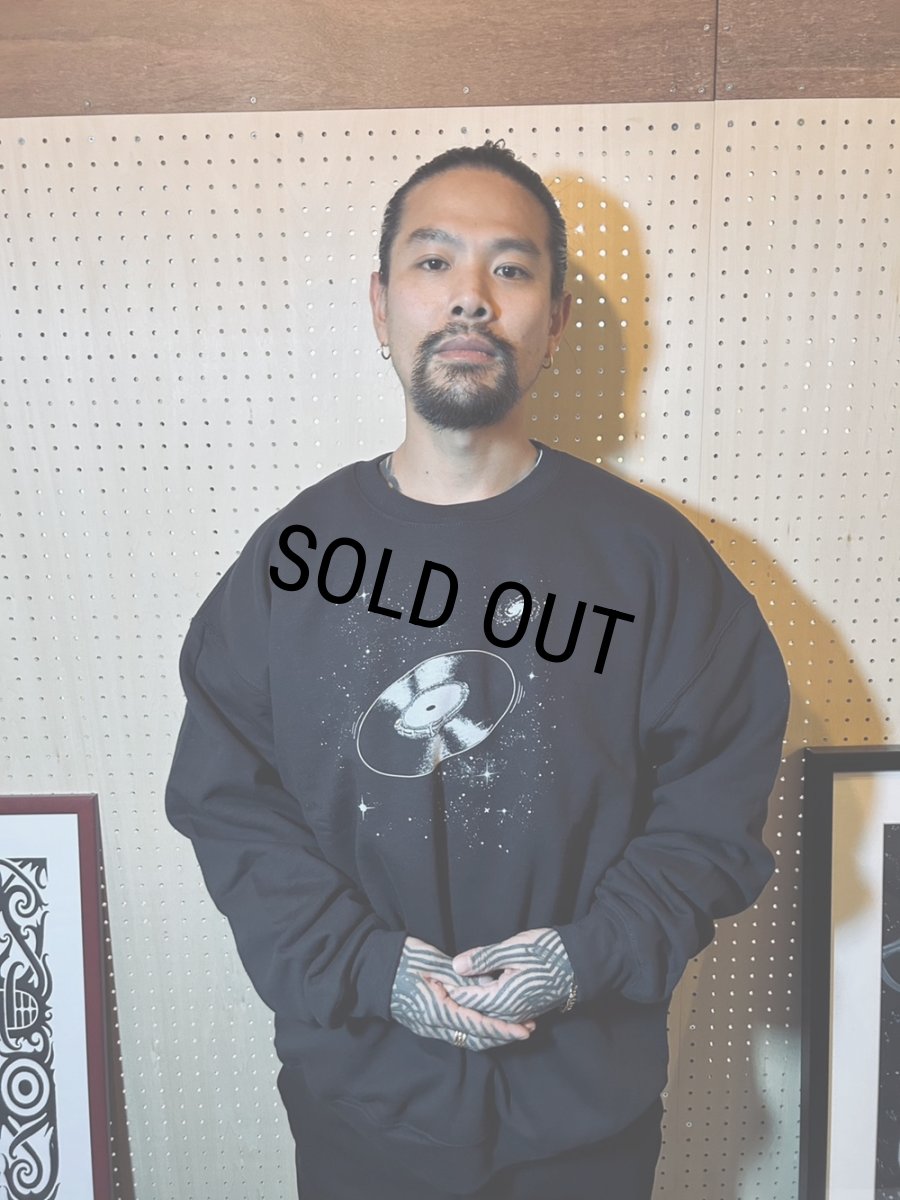画像2: 【30%OFF】exodus brand/SPACE VINYL RECORD SWEAT CREW NECK（BLACK）［クルーネックスウェット-26春夏］ (2)