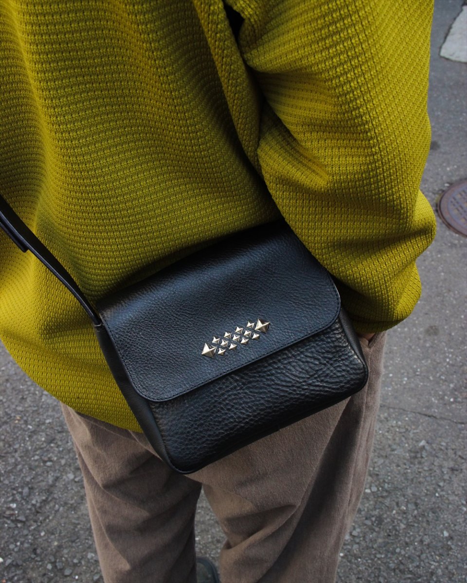 画像9: CALEE/STUDS LEATHER SHOULDER POUCH BAG（BLACK）［レザーショルダーポーチバッグ-26春夏］ (9)