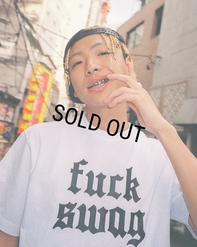 お*し様 ブラックアイパッチ　fuck swag ロゴ Tシャツ ホワイト　BL BlackEyePatch/FUCK SWAG TEE（BLACK） - JONAS