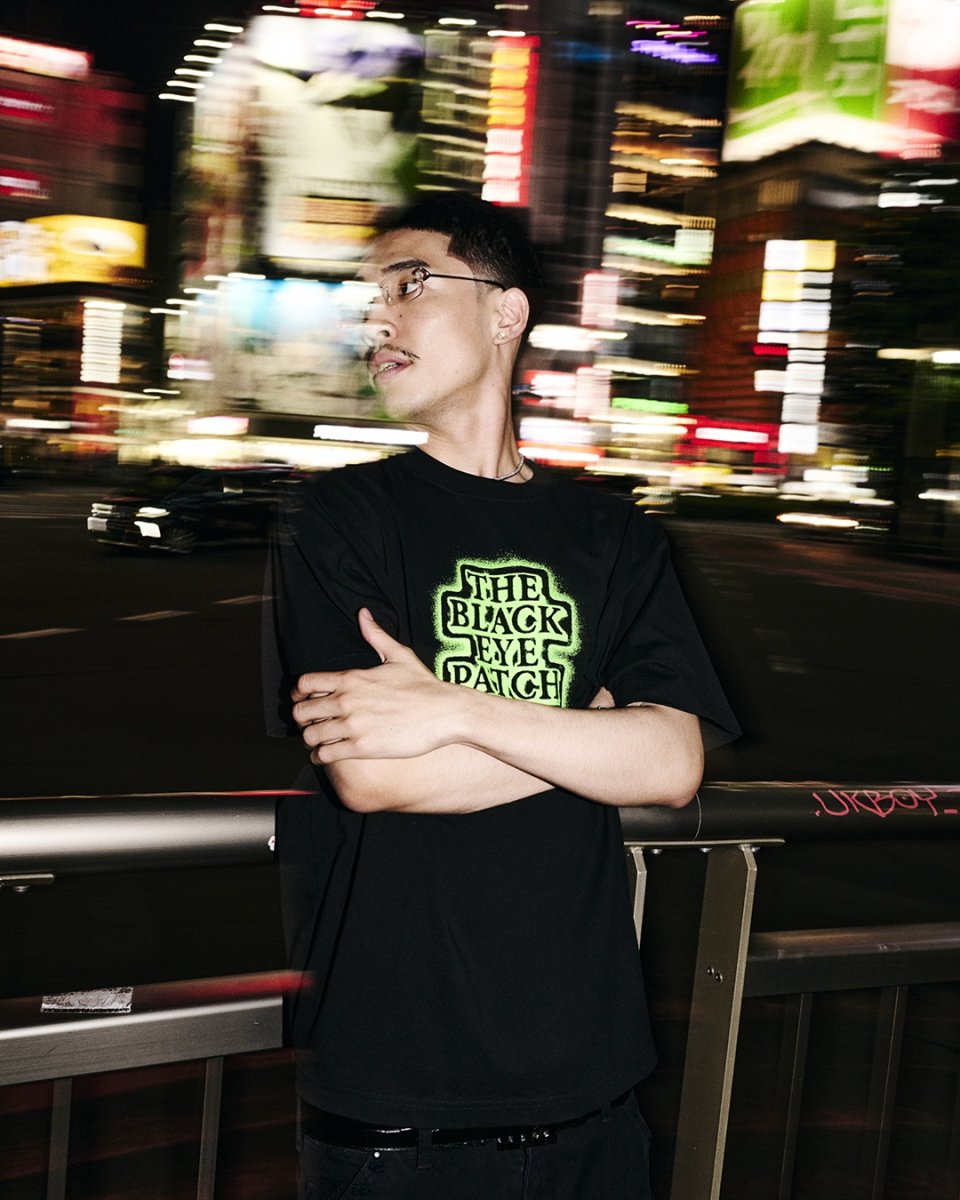 画像3: BlackEyePatch/GLOW IN THE DARK SPRAYED OG LABEL TEE（BLACK） (3)