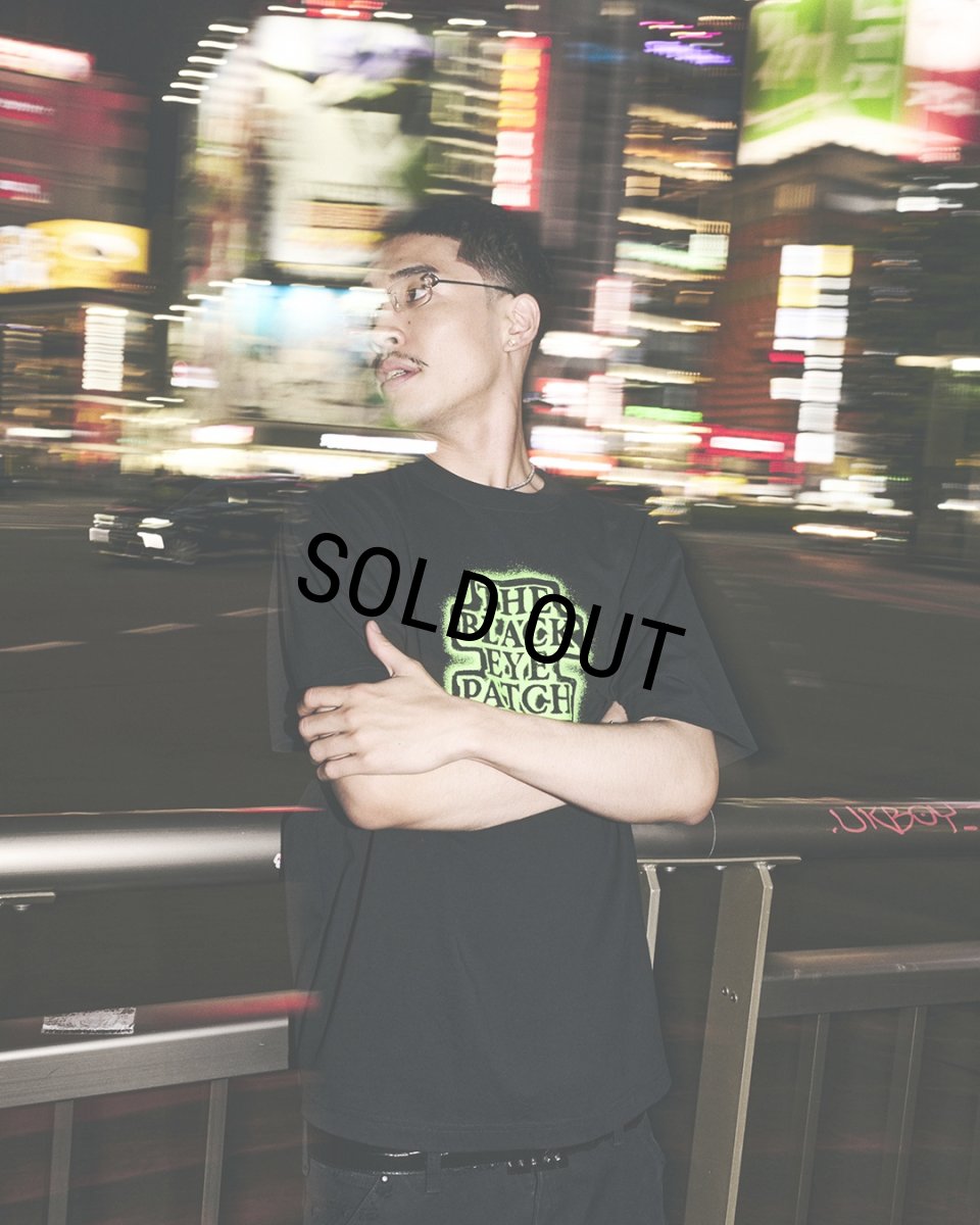 画像3: BlackEyePatch/GLOW IN THE DARK SPRAYED OG LABEL TEE（BLACK） (3)