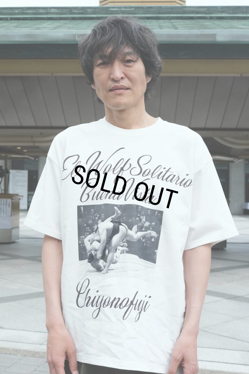 画像3: BUENA VISTA/El wolf solitario tee tres（×千代の富士）（WHITE）［プリントT-26春夏］ (3)