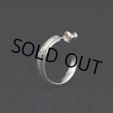 画像: ANTIDOTE BUYERS CLUB/Engraved Hoop Earring（Single）（Silver）［フープイヤリング］