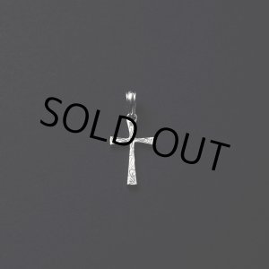 画像: ANTIDOTE BUYERS CLUB/Engraved Tiny Cross Pendant（Silver）