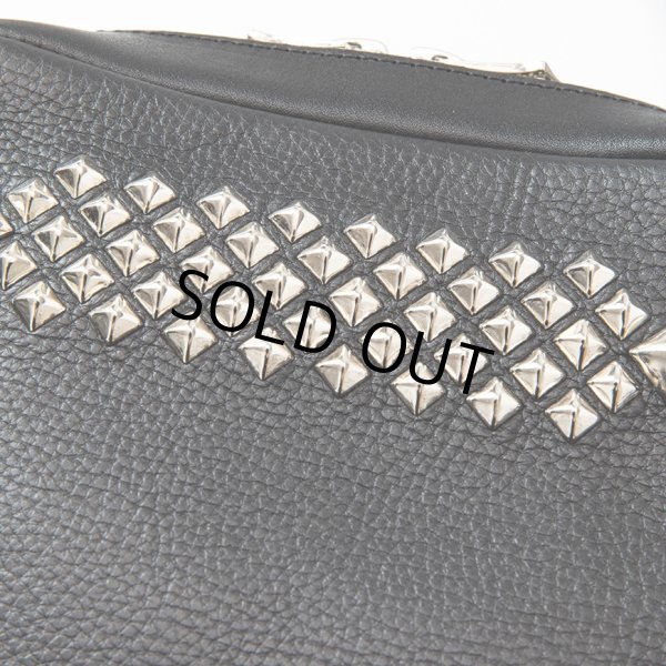 CALEE/Studs leather shoulder pouch（Black）［スタッズレザー