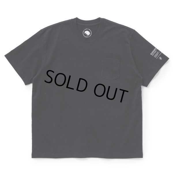 画像1: RATS/PACK TEE "CREW NECK REGULAR SILHOUETTE"（BLACK）［プリントポケT-24春夏］ (1)