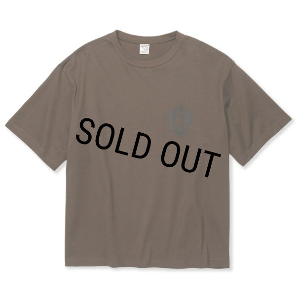 画像2: 【40%OFF】CALEE/DROP SHOULDER S.V.D.S.H LOGO TEE ＜NATURALLY PAINT DESIGN＞（BROWN）［ドロップショルダープリントT-24春夏］ (2)