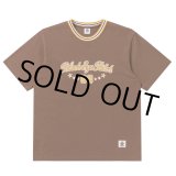 画像: BlackEyePatch/SPORTY SCRIPT LOGO TEE（BROWN）