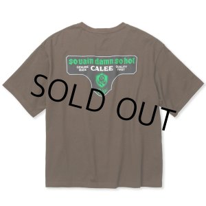画像: 【40%OFF】CALEE/DROP SHOULDER S.V.D.S.H LOGO TEE ＜NATURALLY PAINT DESIGN＞（BROWN）［ドロップショルダープリントT-24春夏］