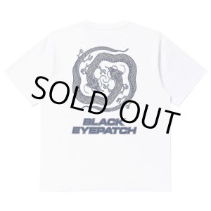 画像: BlackEyePatch/REFLECTIVE DRAGON SWIRL LOGO TEE（WHITE）