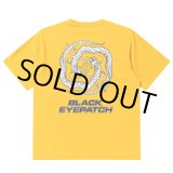 画像: BlackEyePatch/REFLECTIVE DRAGON SWIRL LOGO TEE（MUSTARD）