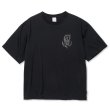 画像1: 【30%OFF】CALEE/MULTI FUNCTION DROP SHOULDER LOGO TEE（BLACK）［ドロップショルダープリントT-24春夏］ (1)