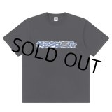 画像: BlackEyePatch/BEP JEANS HIBISCUS TEE（BLACK）