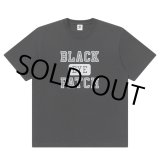 画像: BlackEyePatch/COLLEGE LOGO TEE（BLACK）