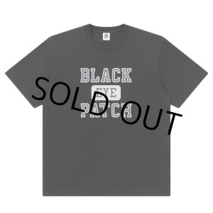 画像: BlackEyePatch/COLLEGE LOGO TEE（BLACK）