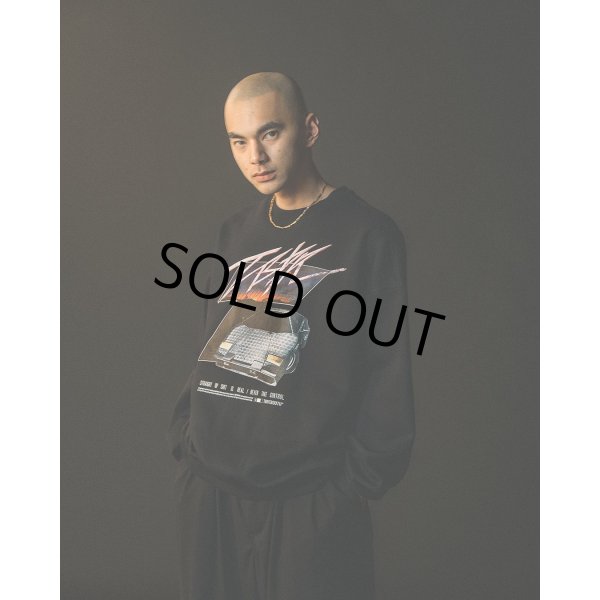 画像2: 【30%OFF】TIGHTBOOTH/INITIAL T CREW SWEAT SHIRT（Black）［クルーネックスウェット-24秋冬］ (2)