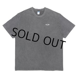 画像: CHALLENGER/PIGMENT LOGO TEE（PEPPER BLACK）［ピグメント染め刺繍T-25春夏］