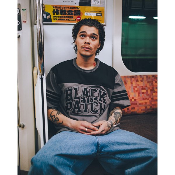 画像3: BlackEyePatch/BLOCK COLLEGE 2 TONE HOCKEY TEE（CHARCOAL） (3)