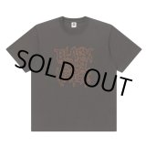 画像: BlackEyePatch/TRAP METAL STITCHED LOGO TEE（DARK BROWN）