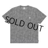 画像: BlackEyePatch/SMALL OG PYTHON PATTERNED TEE（CHARCOAL）