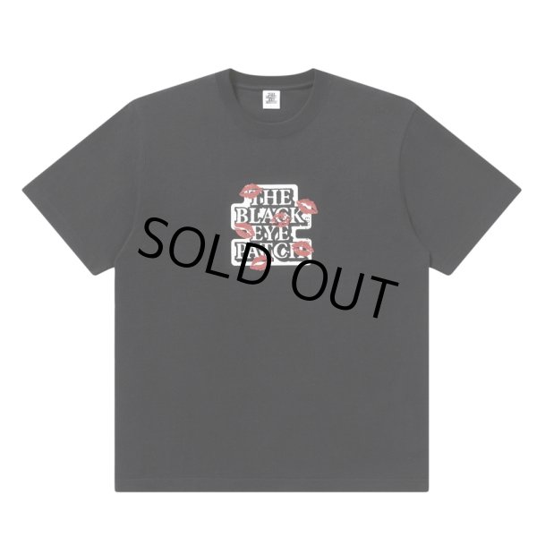 画像1: BlackEyePatch/KISSES ON OG LABEL TEE（BLACK） (1)