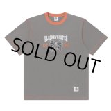 画像: BlackEyePatch/HERALDIC COLLEGE STITCH TONED TEE（CHARCOAL）