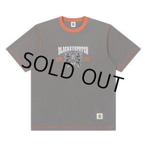 画像: BlackEyePatch/HERALDIC COLLEGE STITCH TONED TEE（CHARCOAL）