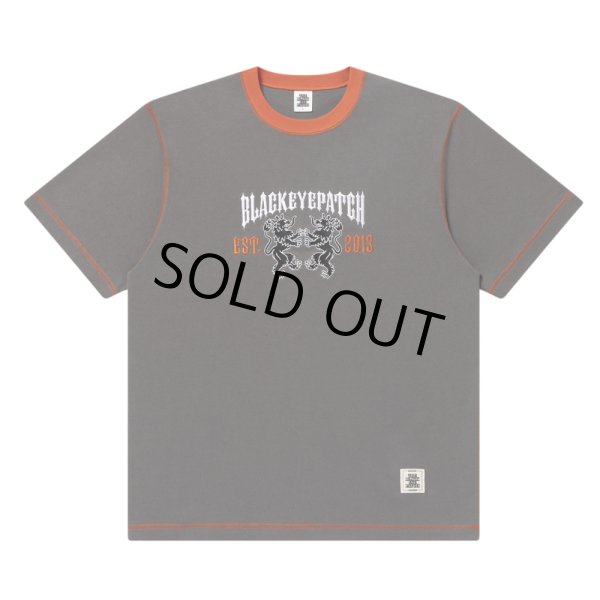 画像1: BlackEyePatch/HERALDIC COLLEGE STITCH TONED TEE（CHARCOAL） (1)