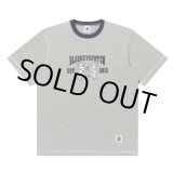 画像: BlackEyePatch/HERALDIC COLLEGE STITCH TONED TEE（HEATHER GRAY）