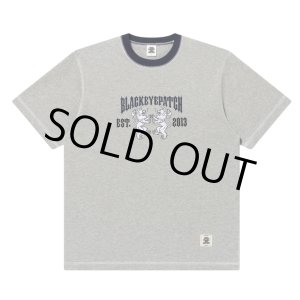 画像: BlackEyePatch/HERALDIC COLLEGE STITCH TONED TEE（HEATHER GRAY）