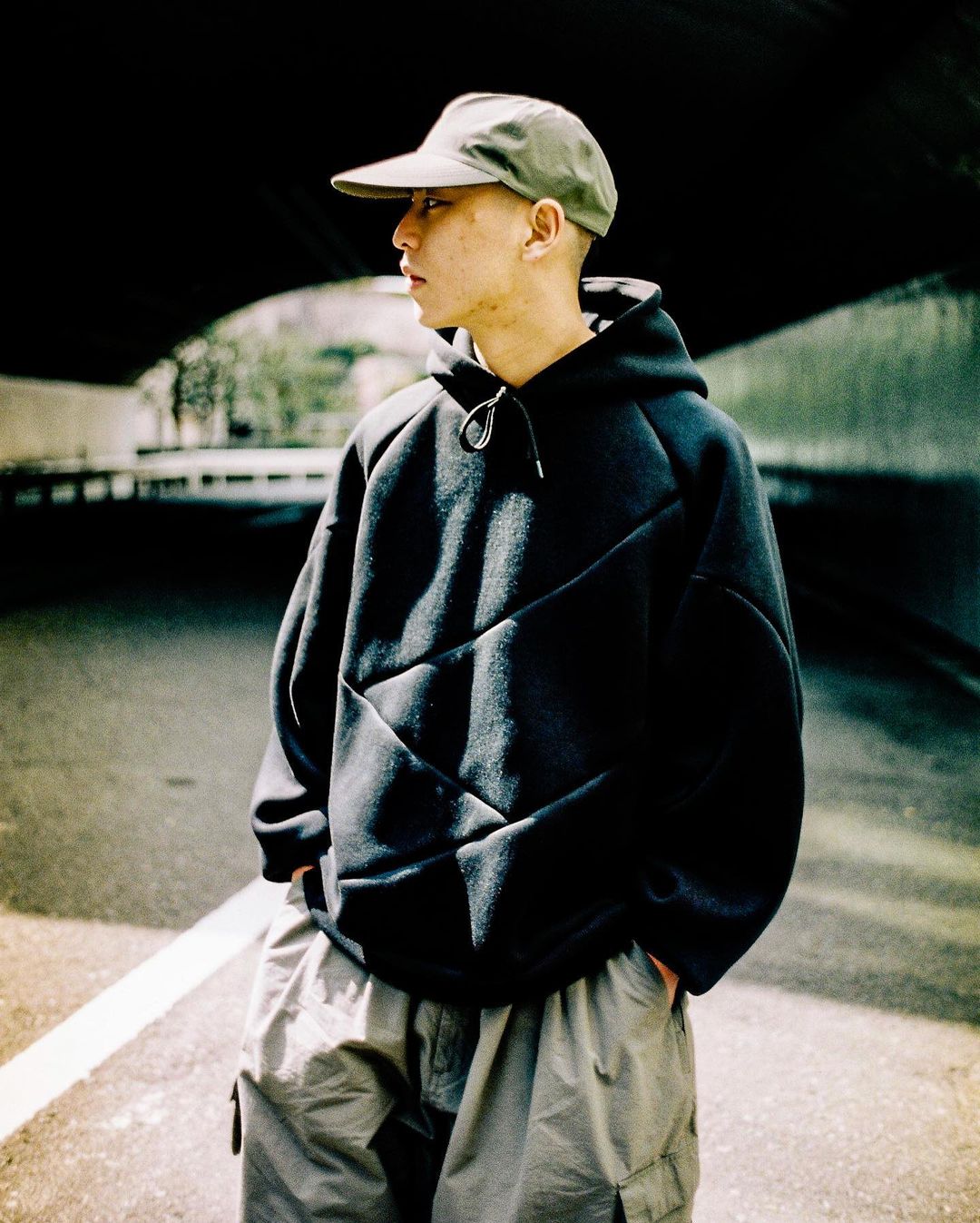 画像: TIGHTBOOTH/SPLICE SMOOTH HOODIE（ブラック） 【40%OFF】［プルオーバーパーカー-22春夏］