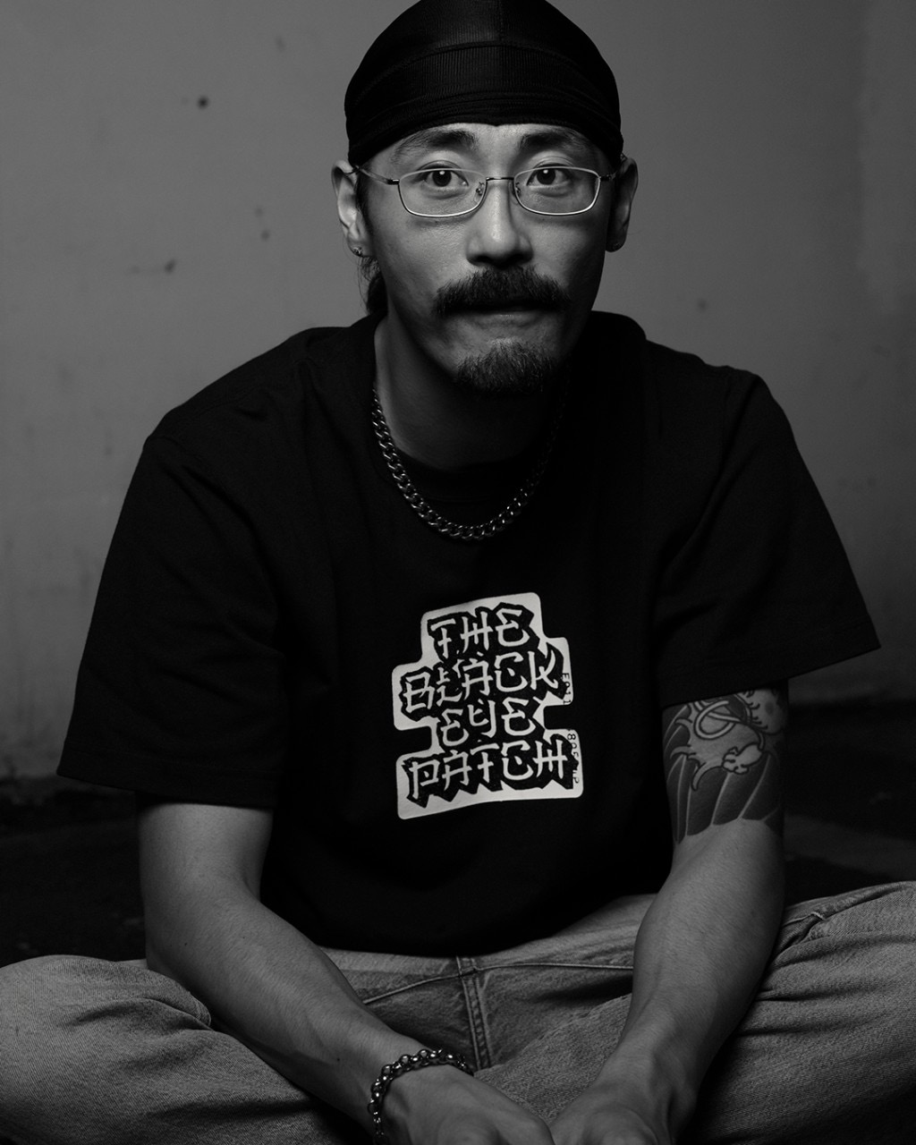 BlackEyePatch/KANJI LABEL TEE（BLACK） - JONAS