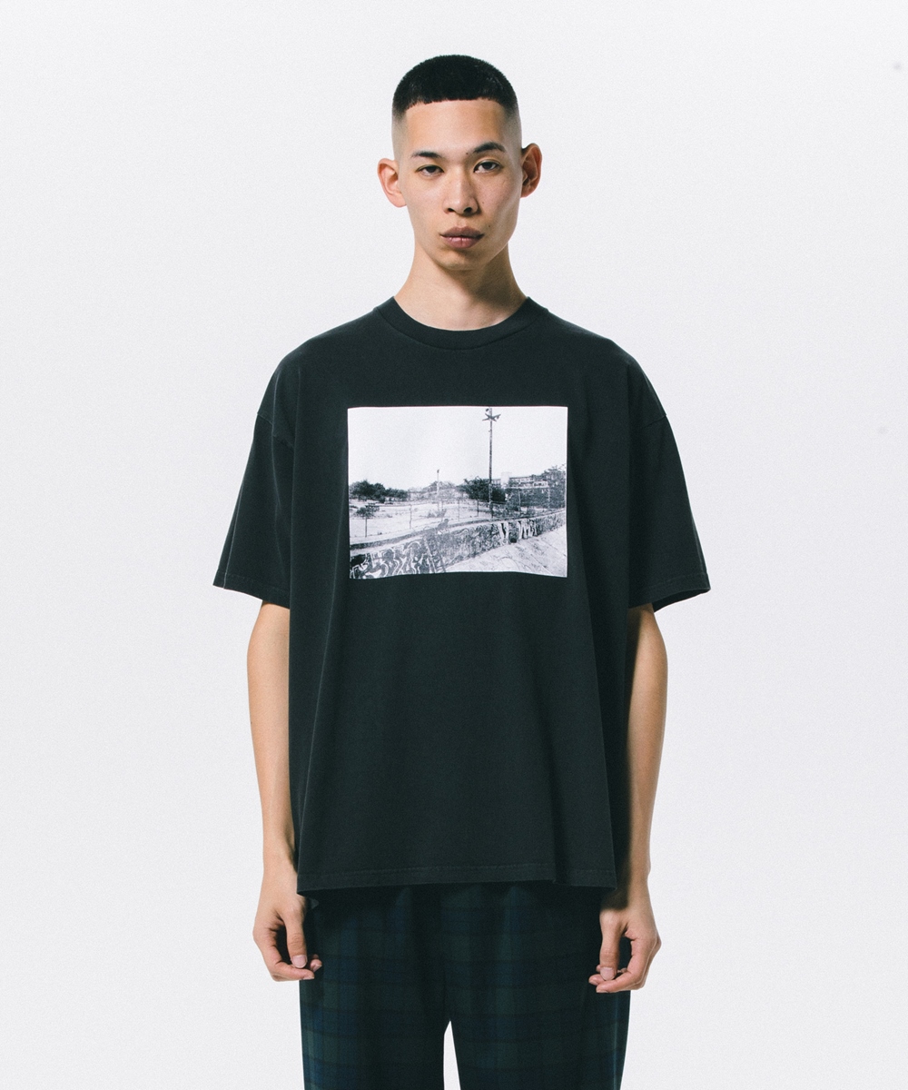 画像: ROTTWEILER/PIGMENT PHOTO TEE（CHARCOAL） 【30%OFF】［プリントT-24春夏］