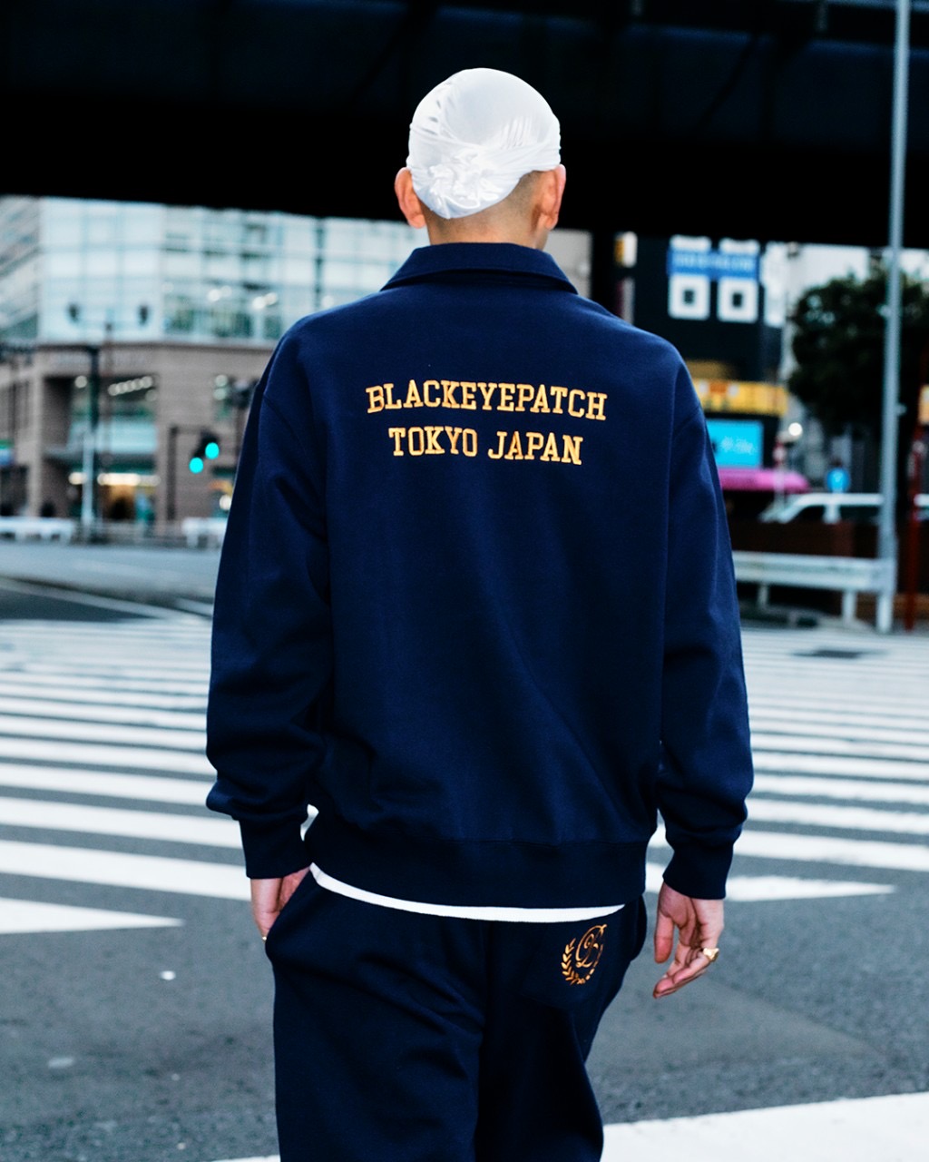 画像: BlackEyePatch/ROYAL B EMBLEM COLLARED SWEAT PULLOVER（NAVY）