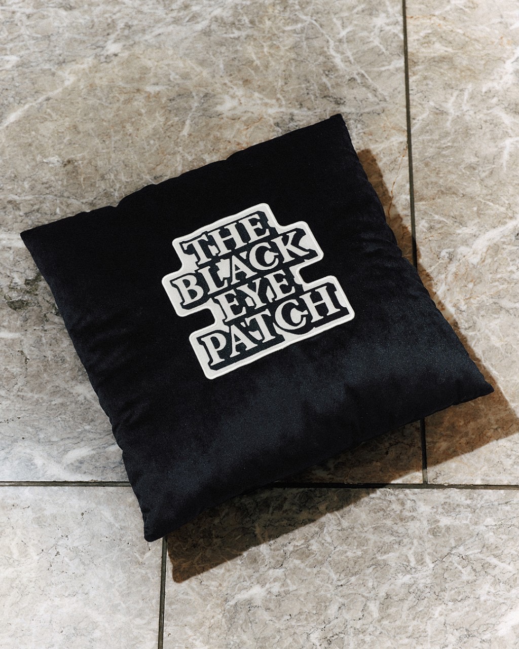 画像: BlackEyePatch/OG LABEL VELOUR CUSHION（BLACK）