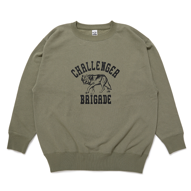 CHALLENGER/WOLF COLLEGE C/N SWEAT（KHAKI）［クルーネックスウェット 