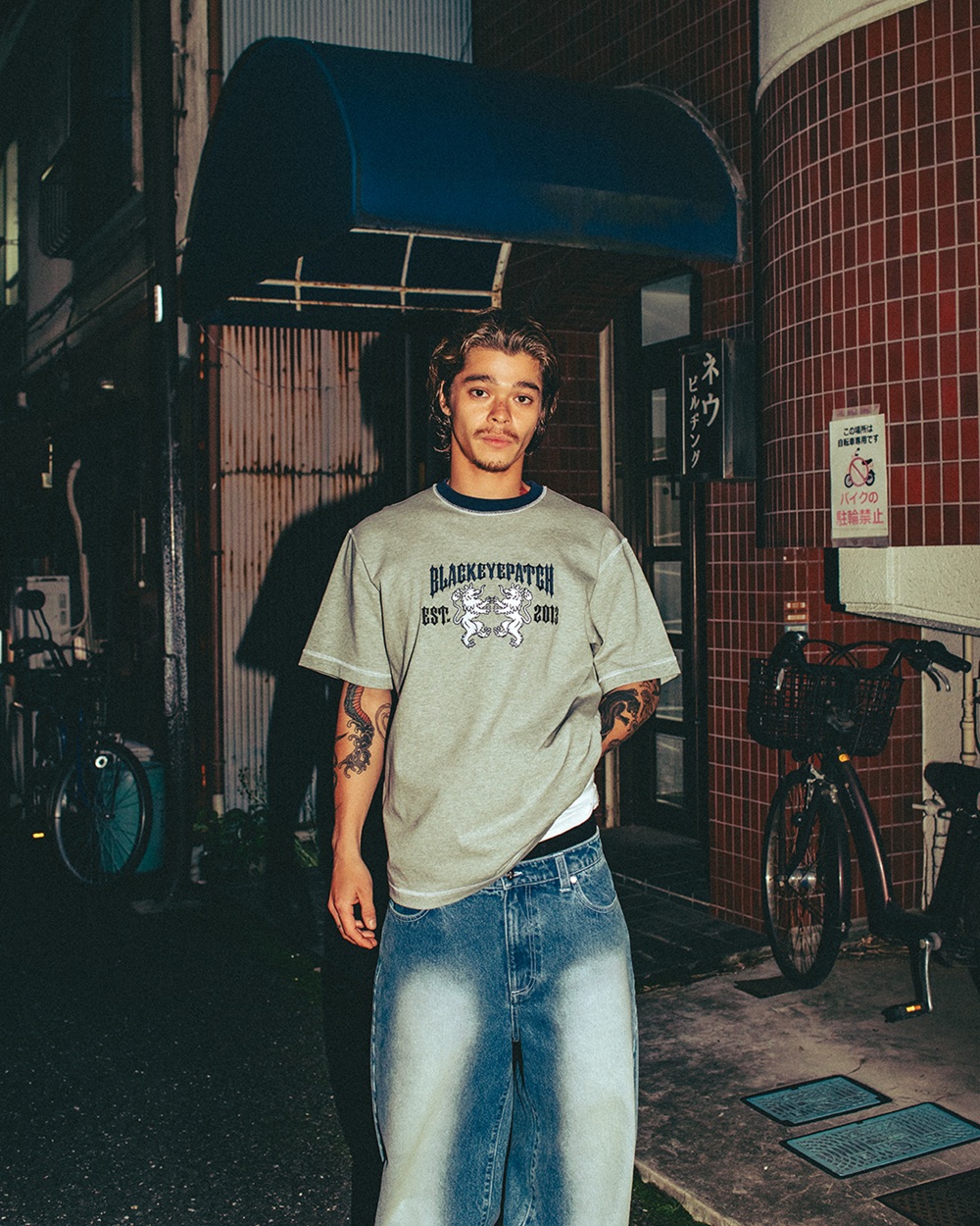 画像: BlackEyePatch/HERALDIC COLLEGE STITCH TONED TEE（HEATHER GRAY）