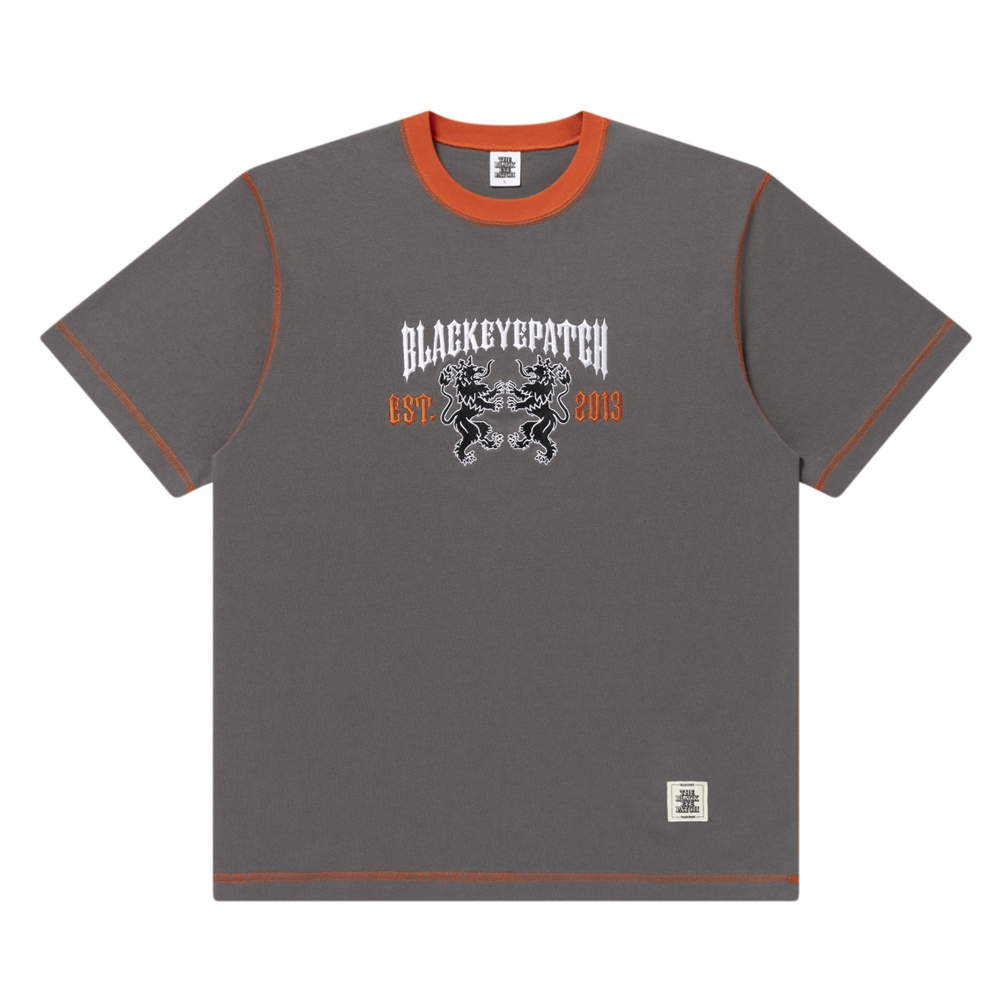 画像: BlackEyePatch/HERALDIC COLLEGE STITCH TONED TEE（CHARCOAL）